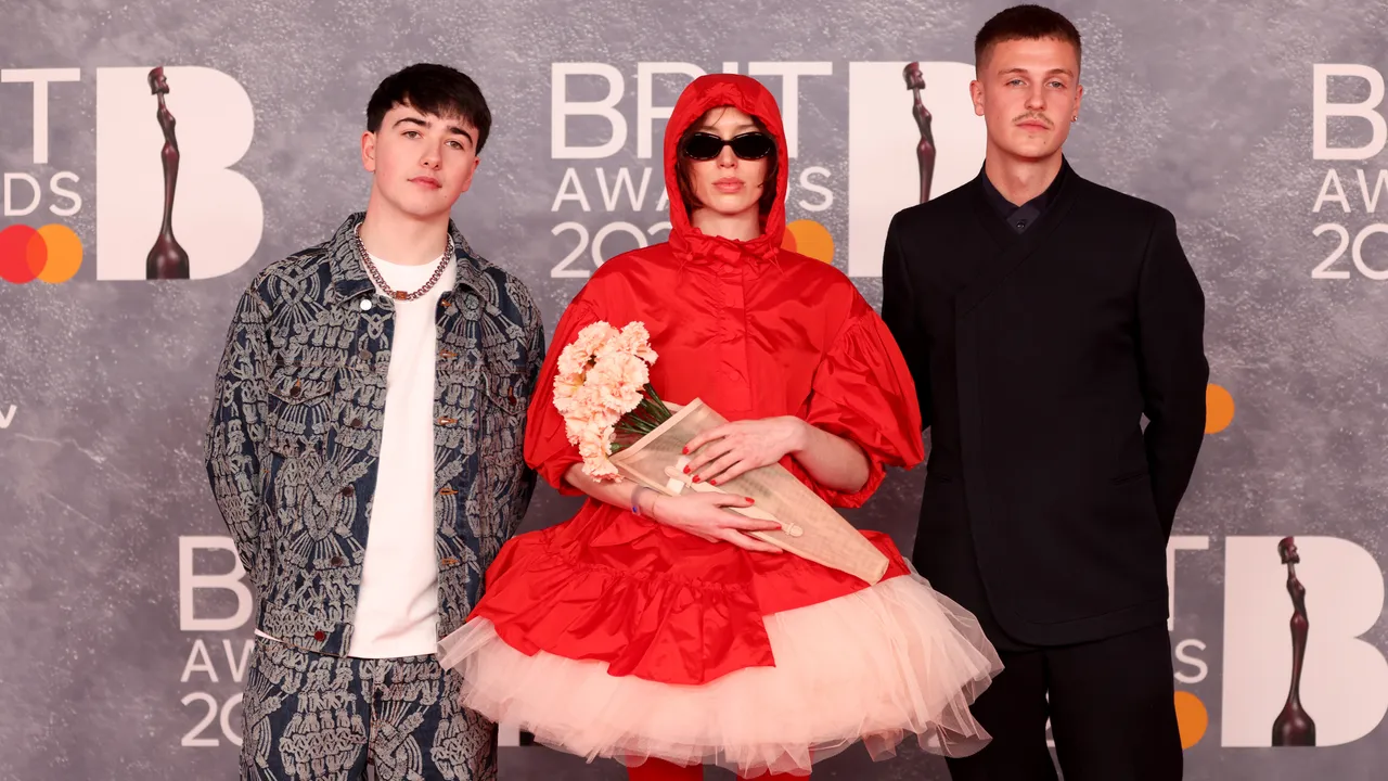 Times news image for Billie Eilish sorprende en los BRIT Awards 2025 con un look de Caperucita Roja